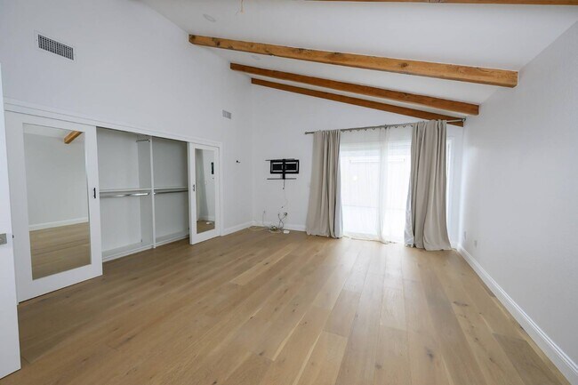 Building Photo - 2107 Dufour Ave