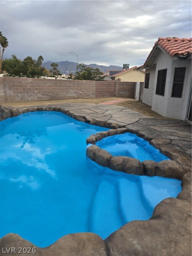 Building Photo - 5843 Berry Hill Ln