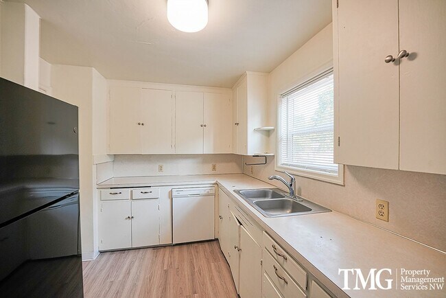 Building Photo - Adorable 3BD Home with Tons of Vintage Charm!
