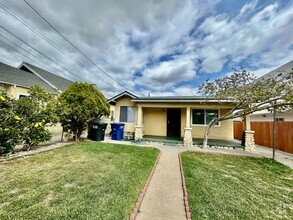 Building Photo - Beautiful 3 Bed Home For Rent!
