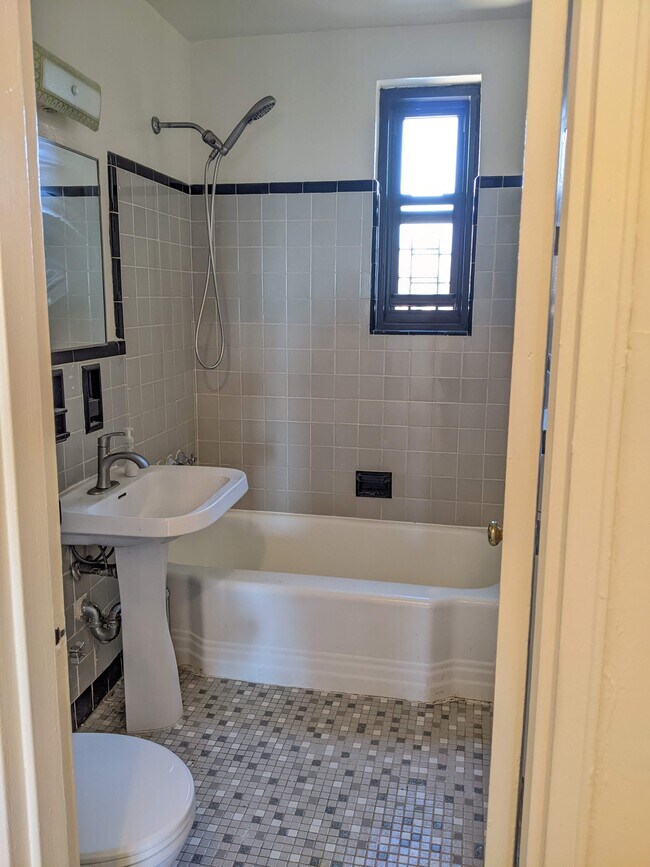 Full bathroom - 6384 Saunders St