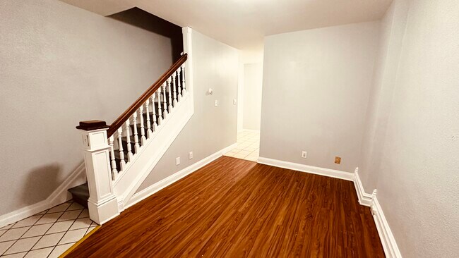 Primary Photo - 832 Elliger St