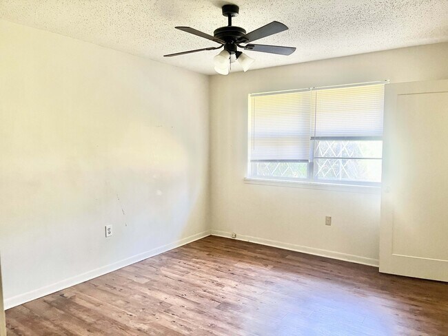 Building Photo - 2141 Shady Oaks Dr