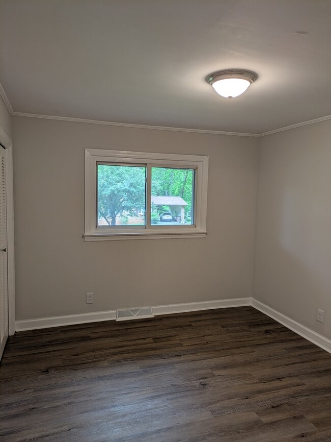 Building Photo - 1002 Hemlock Dr