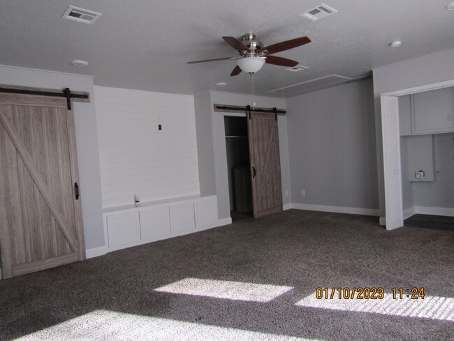 Building Photo - Great home located on the eastside, walking distance to MacArthur Schools.