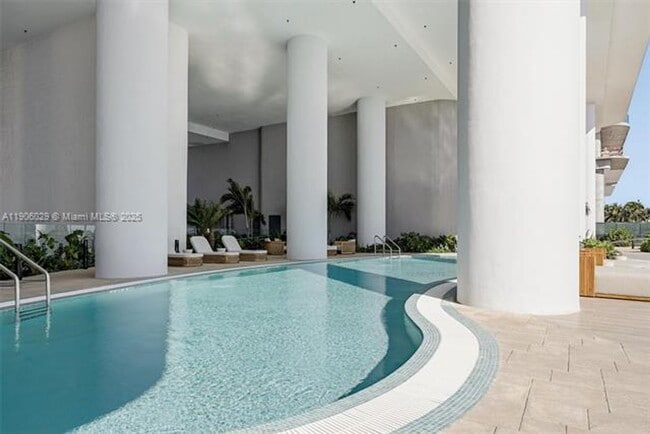 Building Photo - 700 NE 24th St