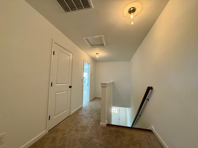 Building Photo - Newly Built End-Unit Townhome in Blacksburg