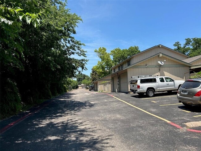 Building Photo - 9509 Blue Creek Ln