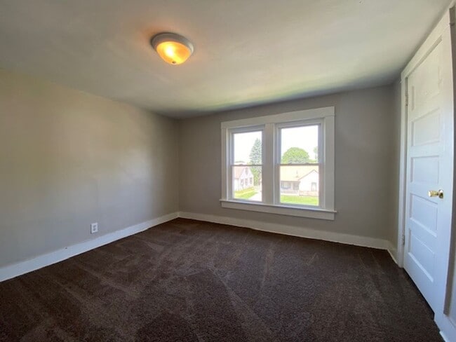 Building Photo - Three bedroom, one bathroom, single home i...