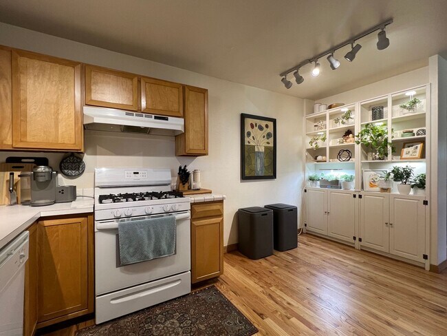 Building Photo - Spacious 4 Bed/3.5 Bath in Boulder - Available July 6th!