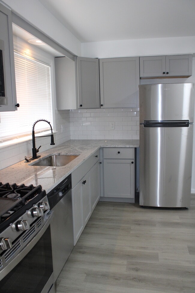 Building Photo - Newly rehabbed 3 bed - 2 full bath in Glad...
