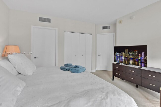 Building Photo - 1331 Brickell Bay Dr