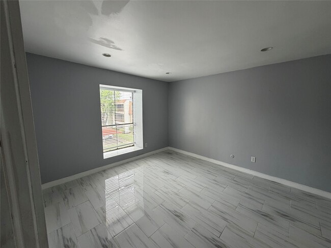 Building Photo - 10110 Forum W Dr
