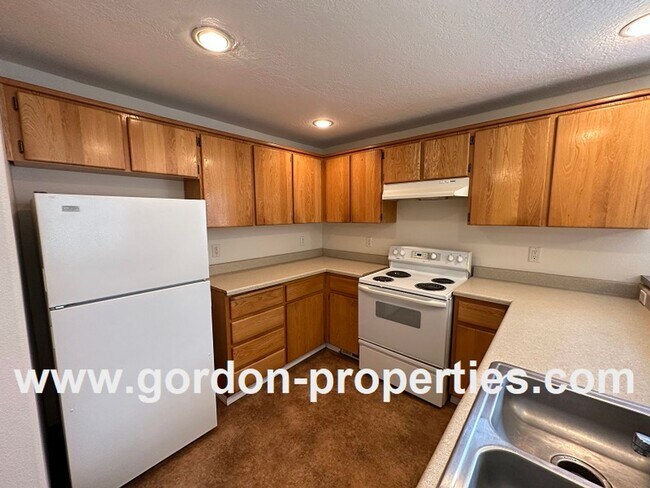 Building Photo - SE 73rd Ave - 3 bedroom townhouse in Mt Sc...