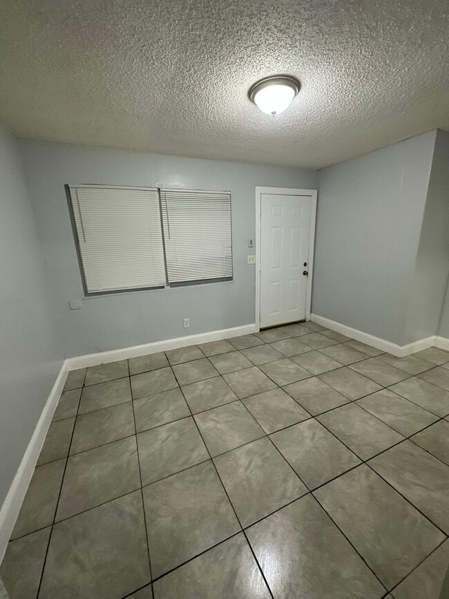 Building Photo - Fully Renovated 3/1 Single Family Ready for Move In!!!