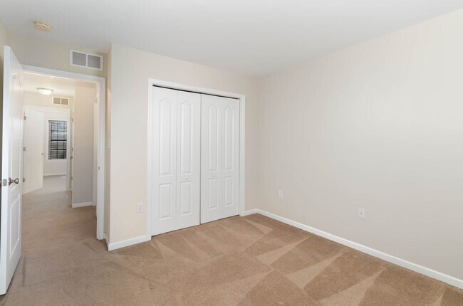 Building Photo - *UPCOMING* 3 Bedroom 2.5 Bath Town-Home Lo...