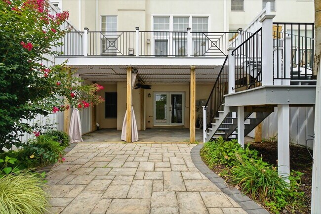 Building Photo - Elegant Corner-Lot Home with Spacious Living in Great Oak