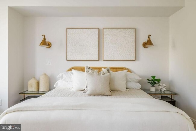 Building Photo - 2460 Ontario Rd NW