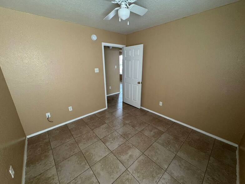 Building Photo - 3203 Toledo Dr