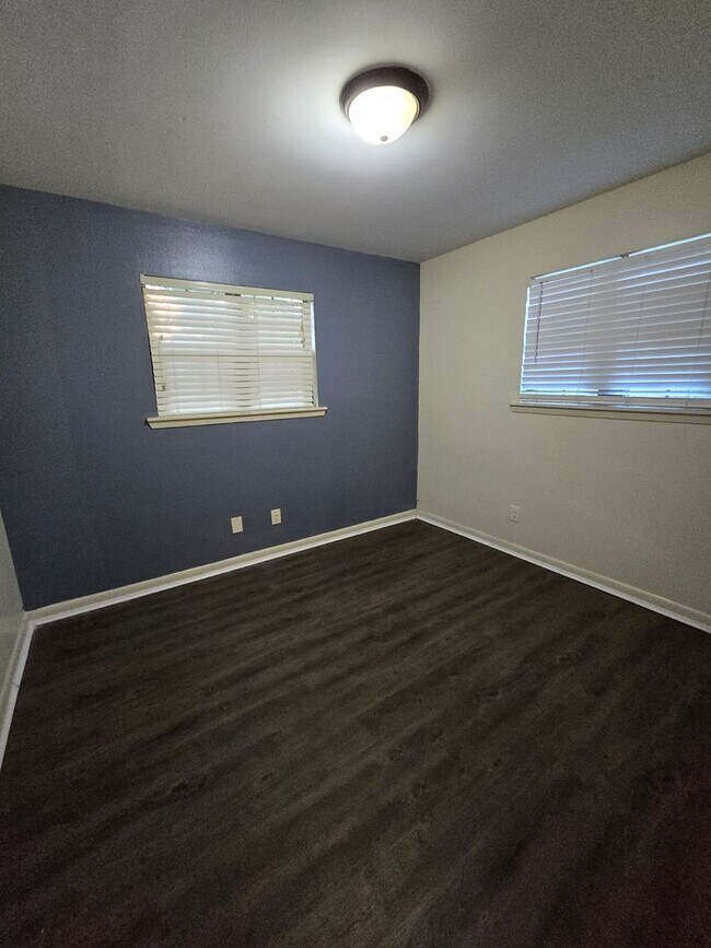 Building Photo - 3 bedroom 1.5 bathroom--Shady Grove Neighb...