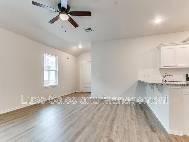 Building Photo - 3703 N Divis Ave