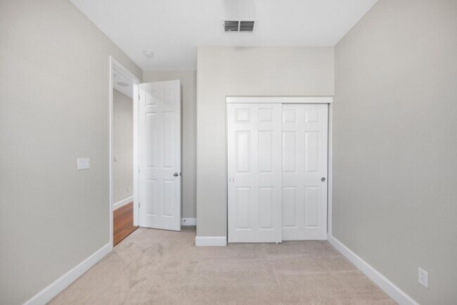 Building Photo - Townhouse - Beautiful 4bdrm, 3 bath - Rocklin
