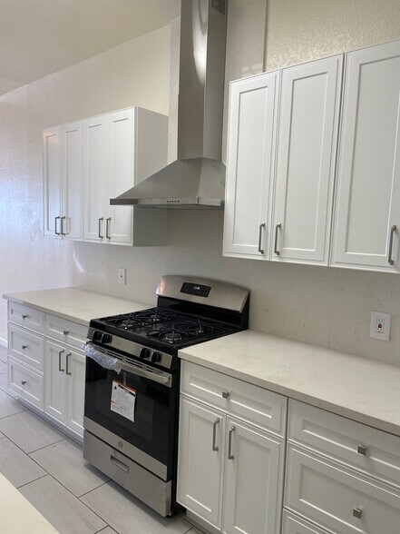 Brand new chef's kitchen with stainless steel appliances and ample cabinet space - 4179 Shafter Ave