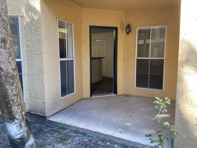 Building Photo - 977 Riverside Dr