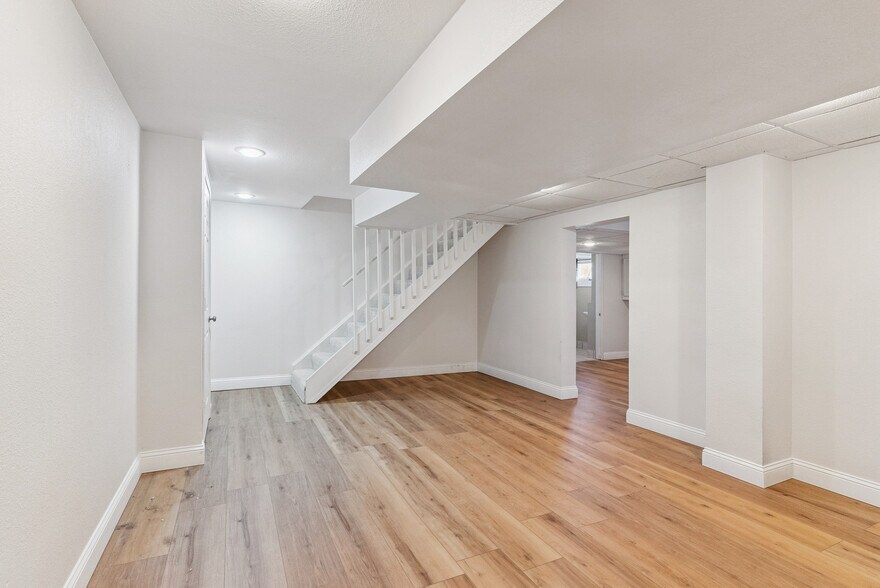 Building Photo - 3032 W 9th St