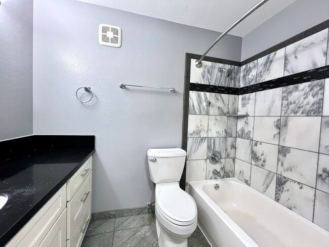 Building Photo - 2BD/2BA/2Pkg at Gardens of Launani Valley