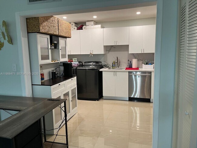 Building Photo - 301 N Pine Island Rd