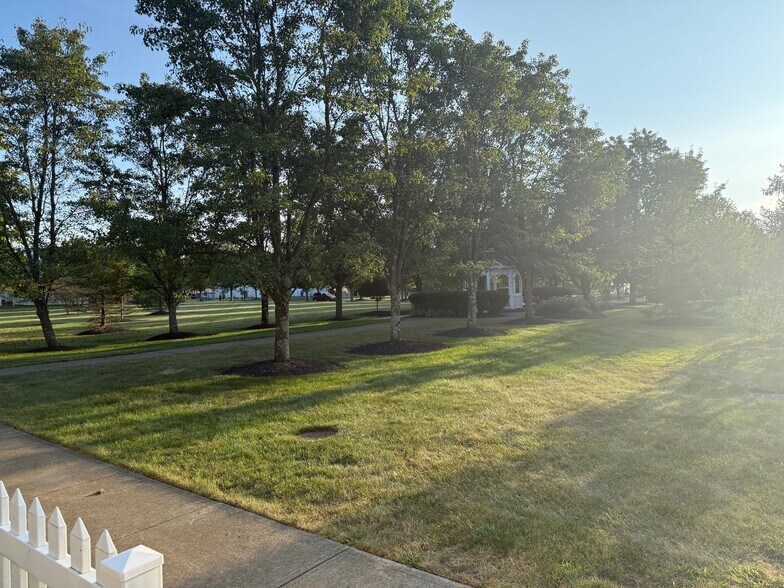 Front Park Left - 6186 New Albany Rd W