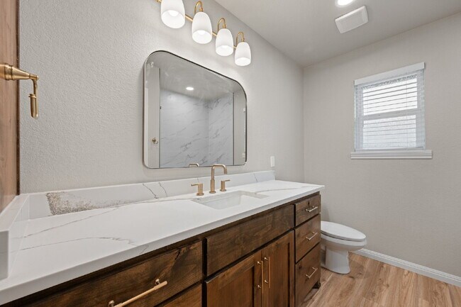 Building Photo - 2 Bed, 2 Bath Duplex