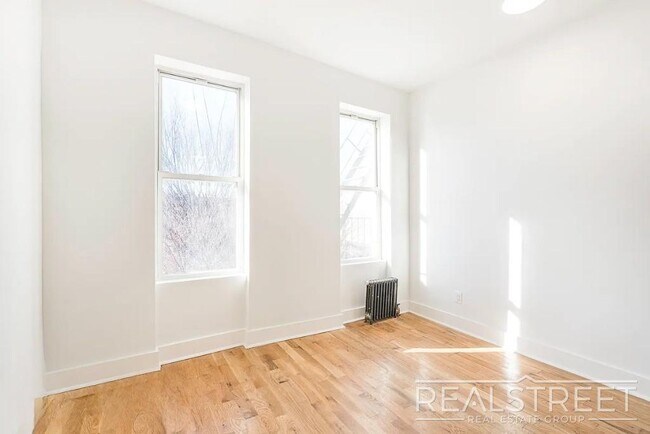Building Photo - Spacious 2 BED + office in Bushwick