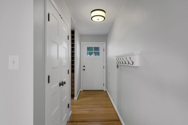 Building Photo - Available Now! 3 Bed 2 Bath House Near the...