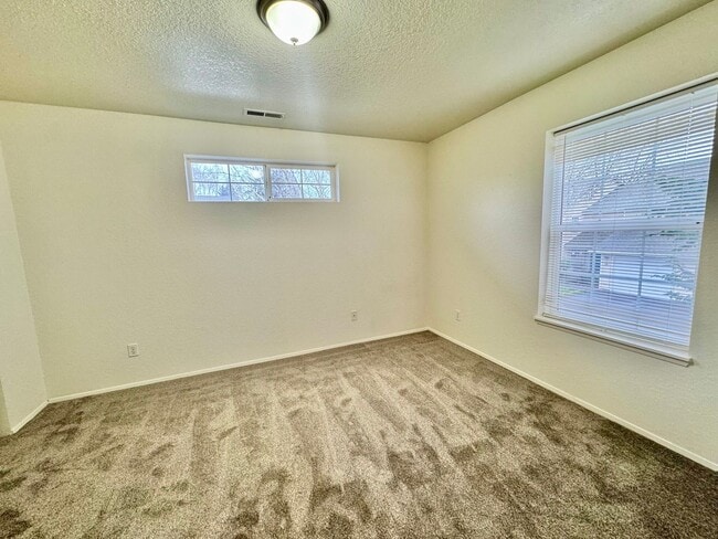 Building Photo - MOVE IN SPECIAL!  Beautifully Remodeled, Easy Living Townhome. Location, Location!
