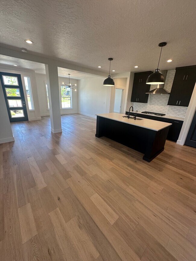 Building Photo - (Move In-Short term lease) $400.00 per month until June 2026