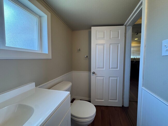 Building Photo - Very Nice 2 bedroom Point Defiance Cottage!