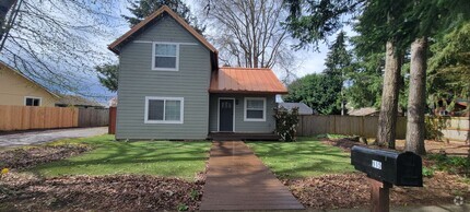 Building Photo - 915 SW Fleishauer Ln