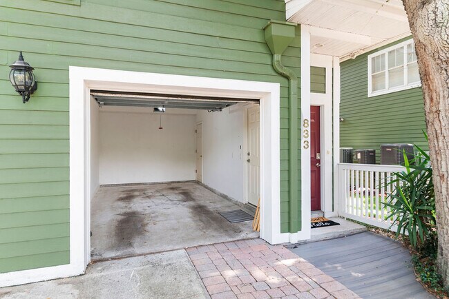 Building Photo - 833 N Fern Creek Ave