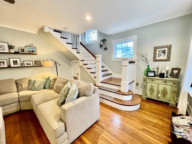 Building Photo - Charming Larchmont 4 Bedroom - 2 Sun Rooms...
