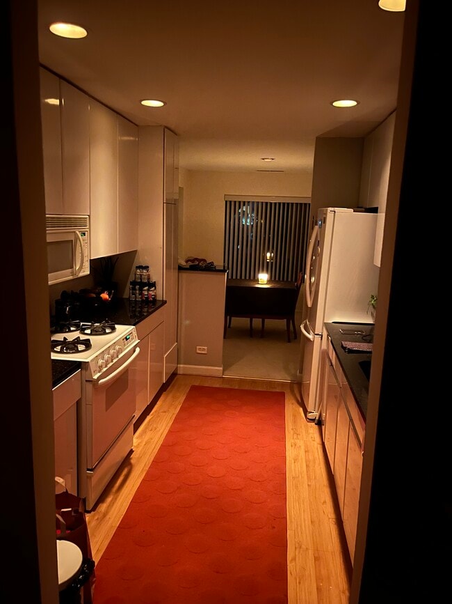 Building Photo - 2150 Valencia Dr