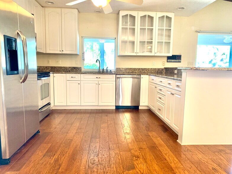 Open plan kitchen. - 5203 15th St W