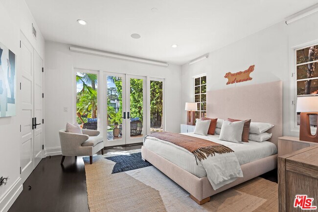 Building Photo - 9928 Toluca Lake Ave