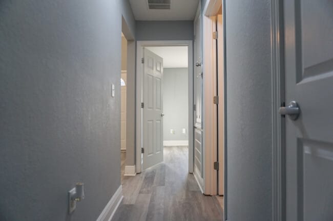 Building Photo - 321 Apple Dr