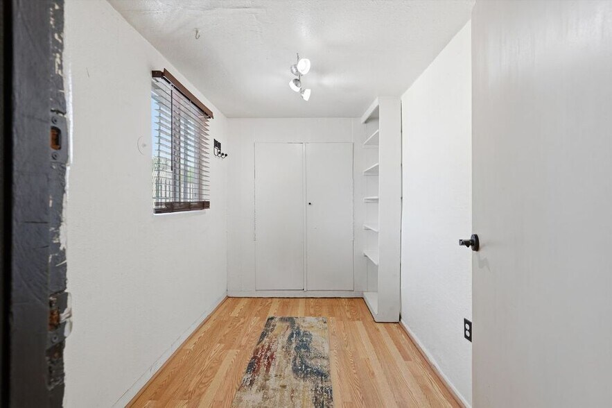 Private Home Office / Studio - 1506 Edith Blvd NE
