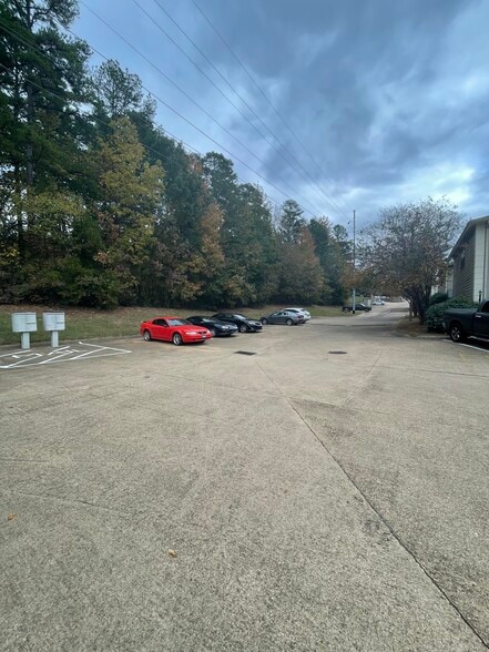 Street Parking - 2901 Harris Dr