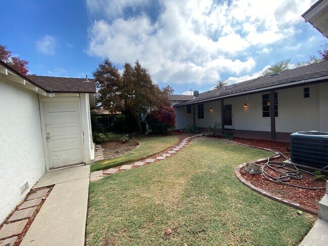 Building Photo - Upcoming Charming 2 Bed, 2Bath home in Kingsburg CA