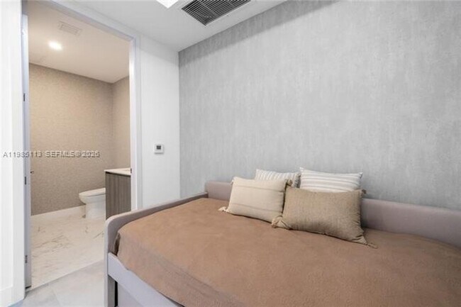 Building Photo - 17550 Collins Ave