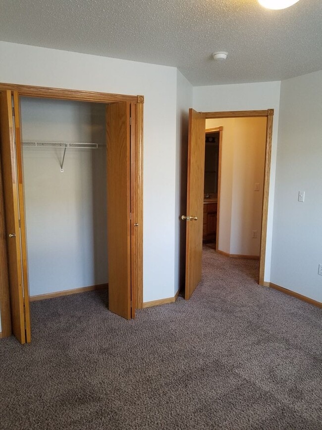 Building Photo - 3 Bedroom - 2 Bathroom Twinhome for Rent - Fenced Yard!